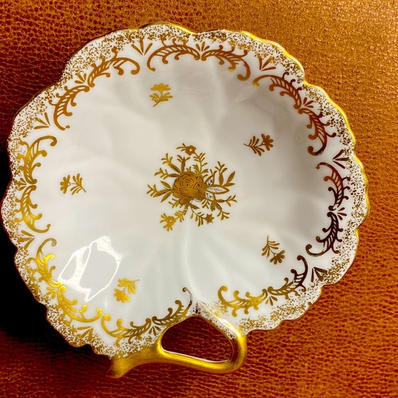 Stylebuilt " NY Other - Vintage Mid Century " Stylebuilt " NY Ceramic, Scalloped w/ handle / trinket